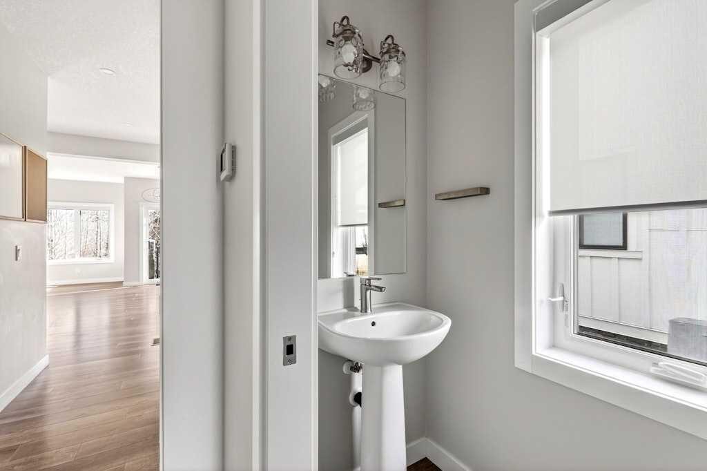 168 Crestridge Common Sw, Calgary, AB - Indoor Photo Showing Bathroom