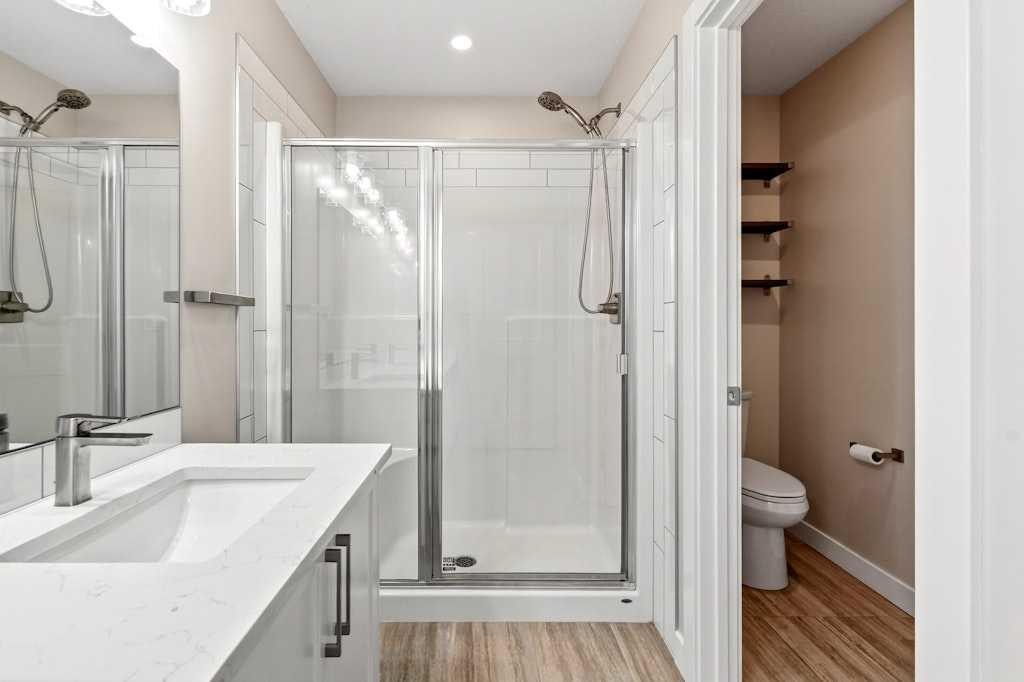 168 Crestridge Common Sw, Calgary, AB - Indoor Photo Showing Bathroom