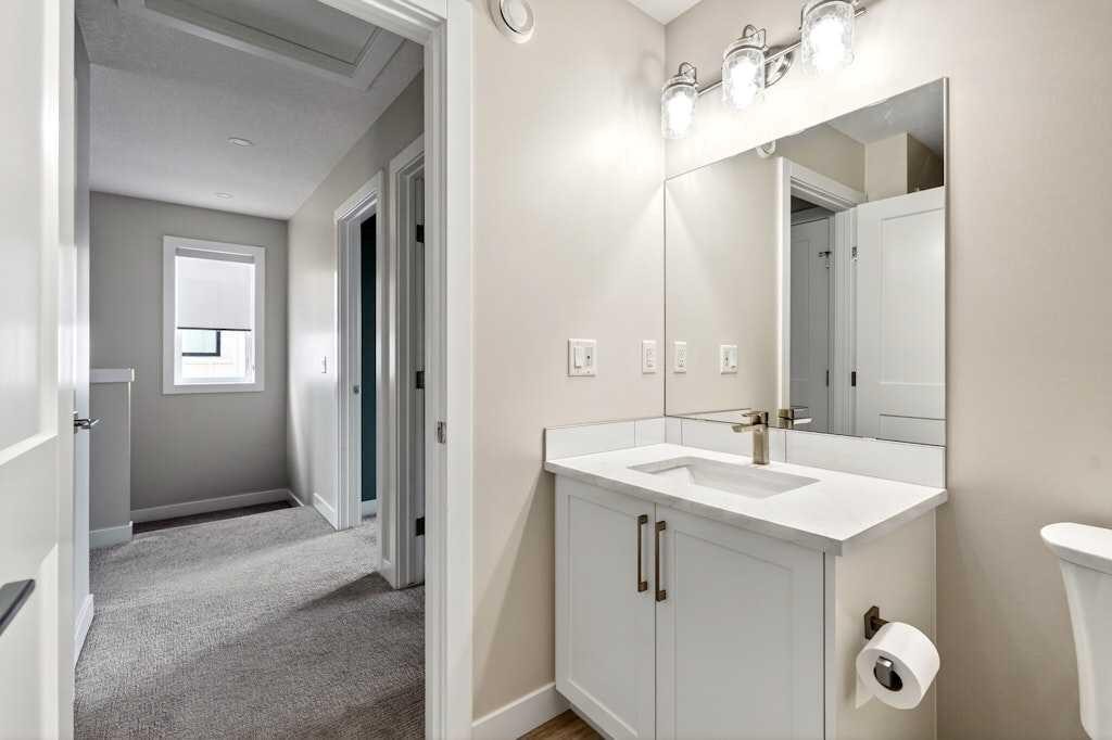 168 Crestridge Common Sw, Calgary, AB - Indoor Photo Showing Bathroom