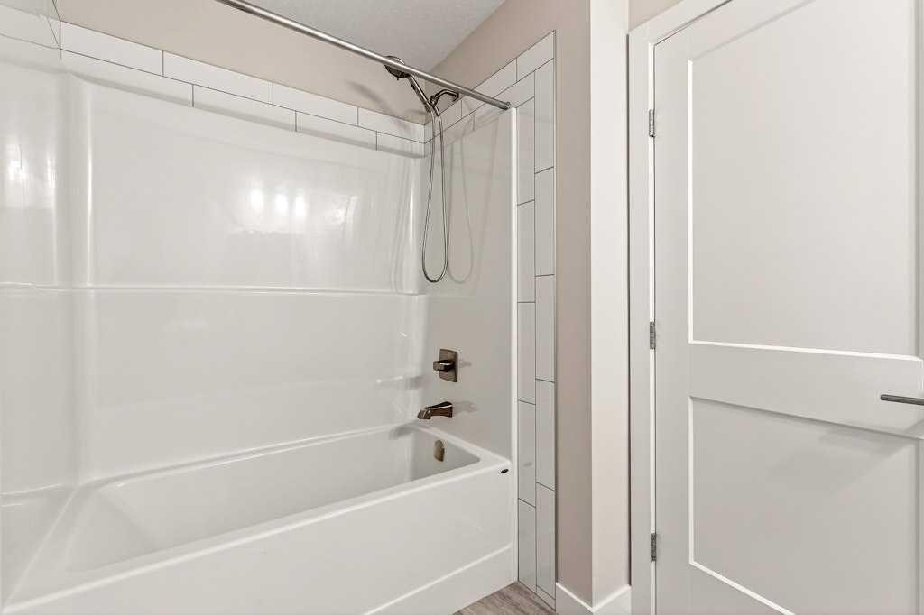 168 Crestridge Common Sw, Calgary, AB - Indoor Photo Showing Bathroom