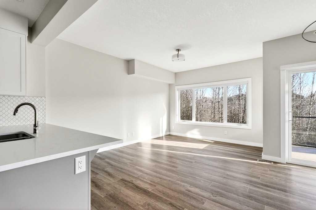 168 Crestridge Common Sw, Calgary, AB - Indoor Photo Showing Kitchen
