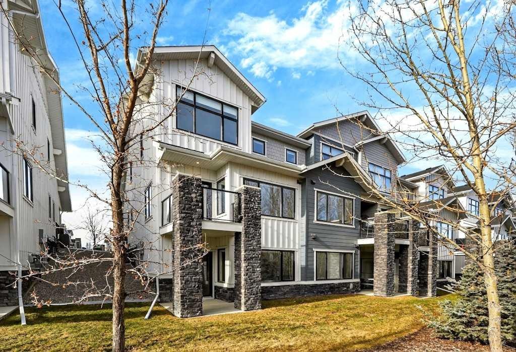 168 Crestridge Common Sw, Calgary, AB - Outdoor
