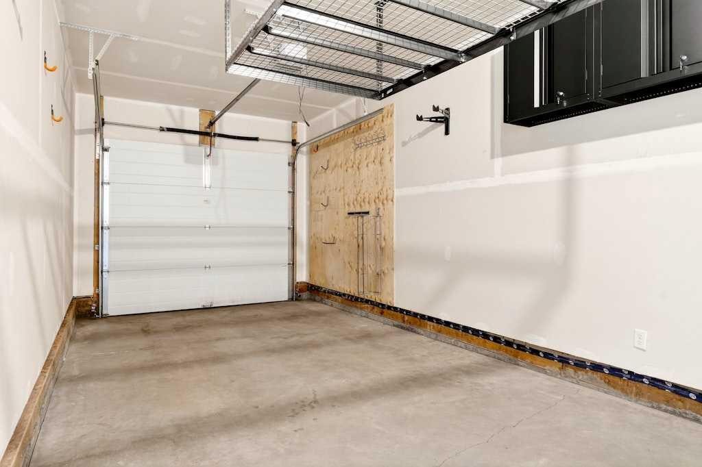 168 Crestridge Common Sw, Calgary, AB - Indoor Photo Showing Garage