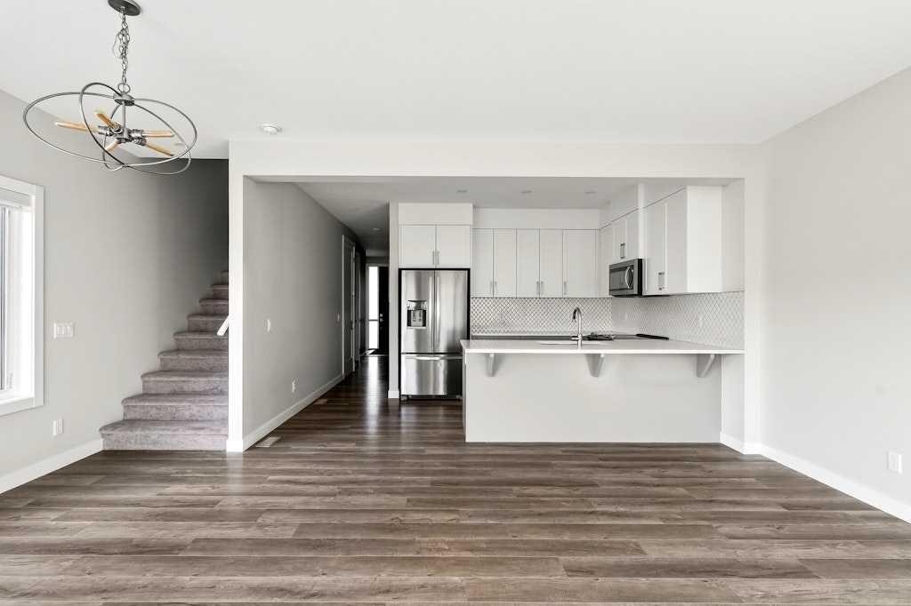 168 Crestridge Common Sw, Calgary, AB - Indoor Photo Showing Kitchen