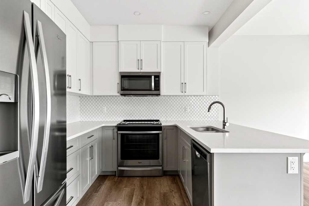 168 Crestridge Common Sw, Calgary, AB - Indoor Photo Showing Kitchen With Upgraded Kitchen