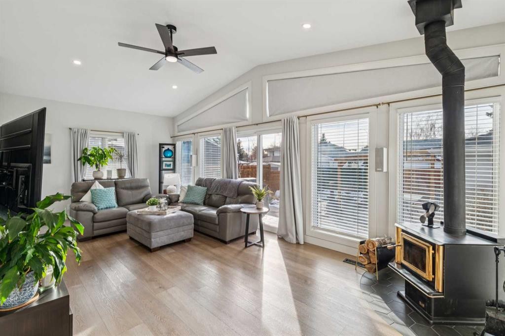 412 Athlone Road Se, Calgary, AB - Indoor Photo Showing Living Room