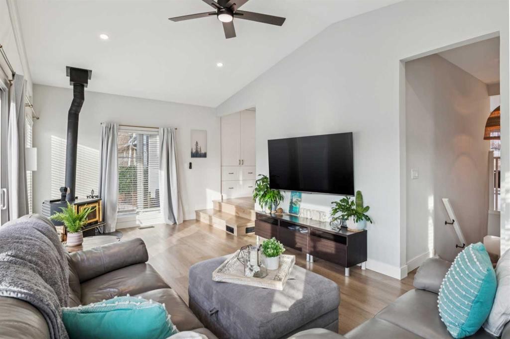 412 Athlone Road Se, Calgary, AB - Indoor Photo Showing Living Room