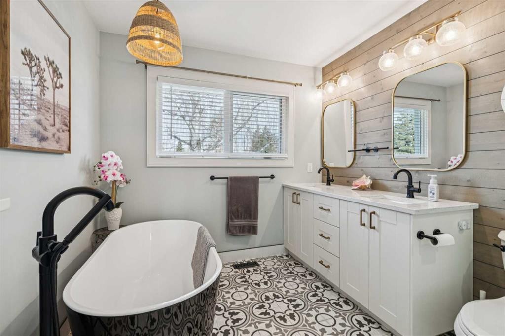 412 Athlone Road Se, Calgary, AB - Indoor Photo Showing Bathroom