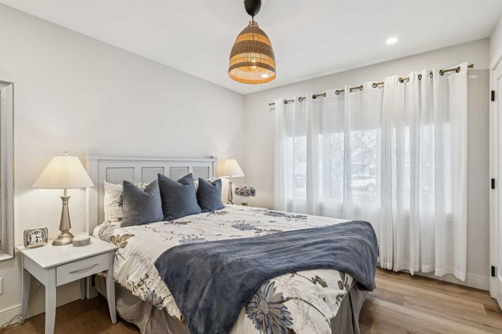 412 Athlone Road Se, Calgary, AB - Indoor Photo Showing Bedroom