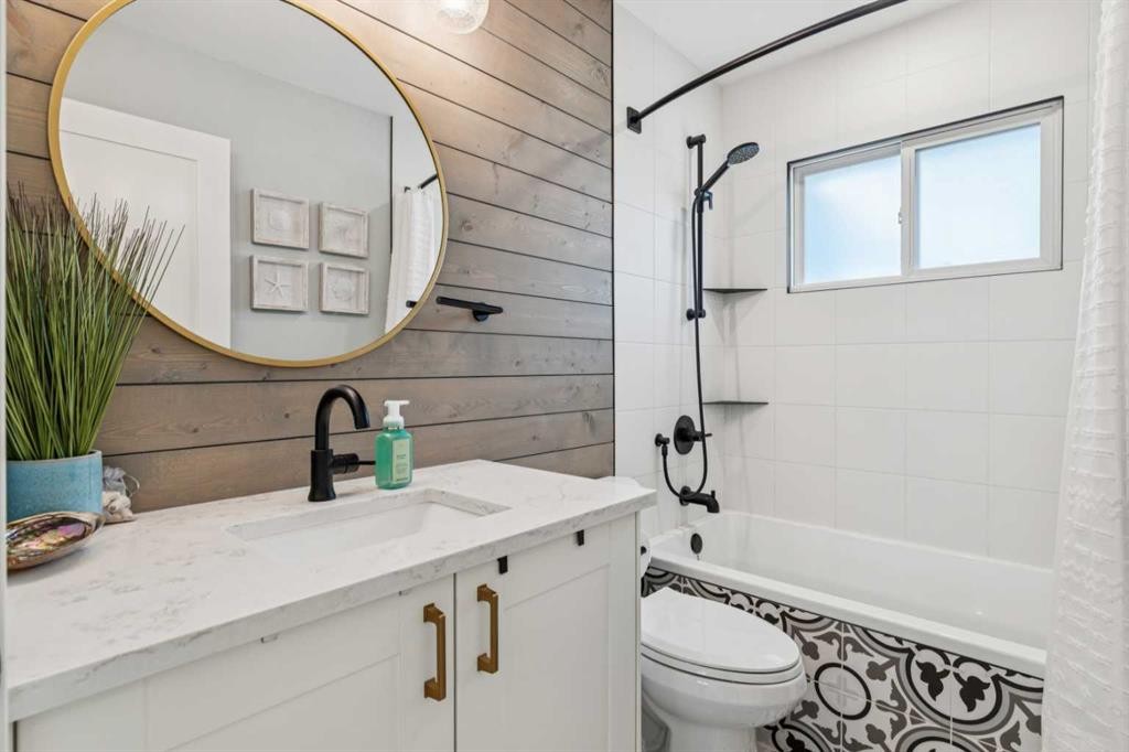 412 Athlone Road Se, Calgary, AB - Indoor Photo Showing Bathroom