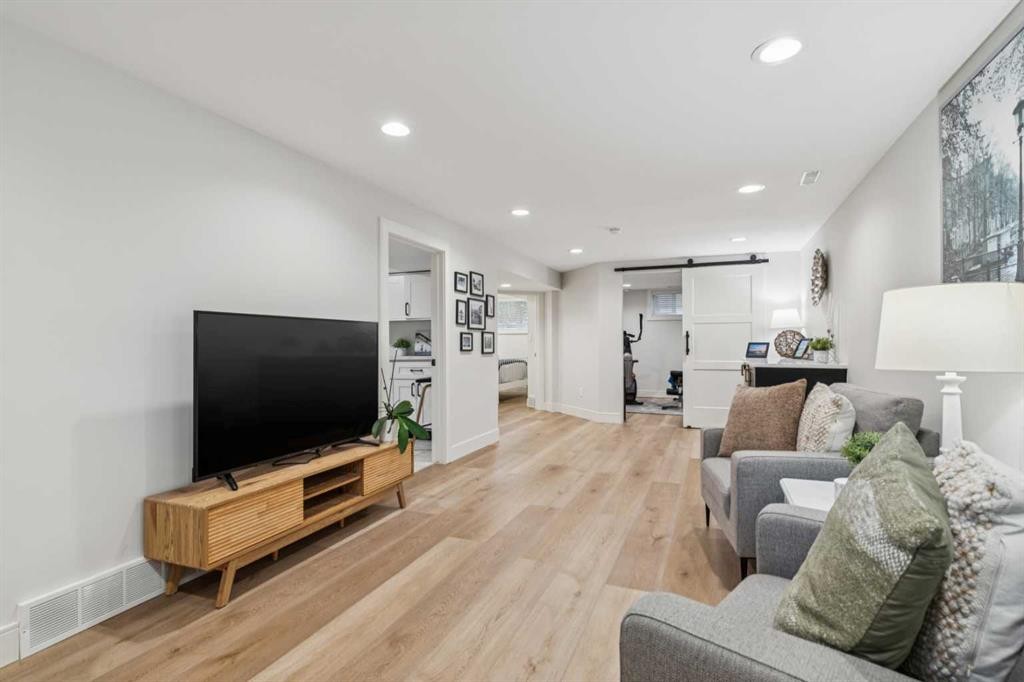 412 Athlone Road Se, Calgary, AB - Indoor Photo Showing Living Room