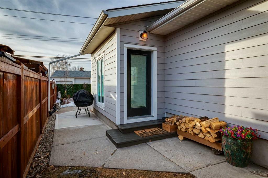 412 Athlone Road Se, Calgary, AB - Outdoor With Exterior