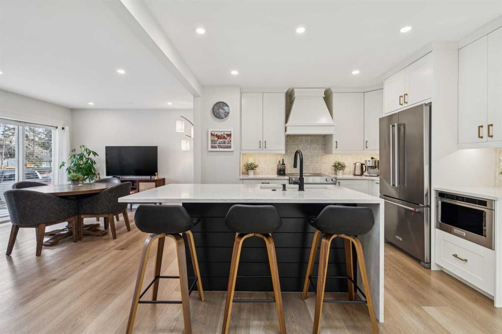 412 Athlone Road Se, Calgary, AB - Indoor Photo Showing Kitchen With Upgraded Kitchen