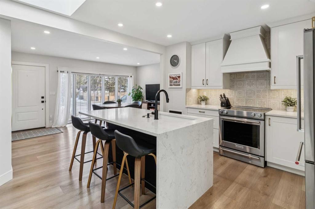 412 Athlone Road Se, Calgary, AB - Indoor Photo Showing Kitchen With Upgraded Kitchen