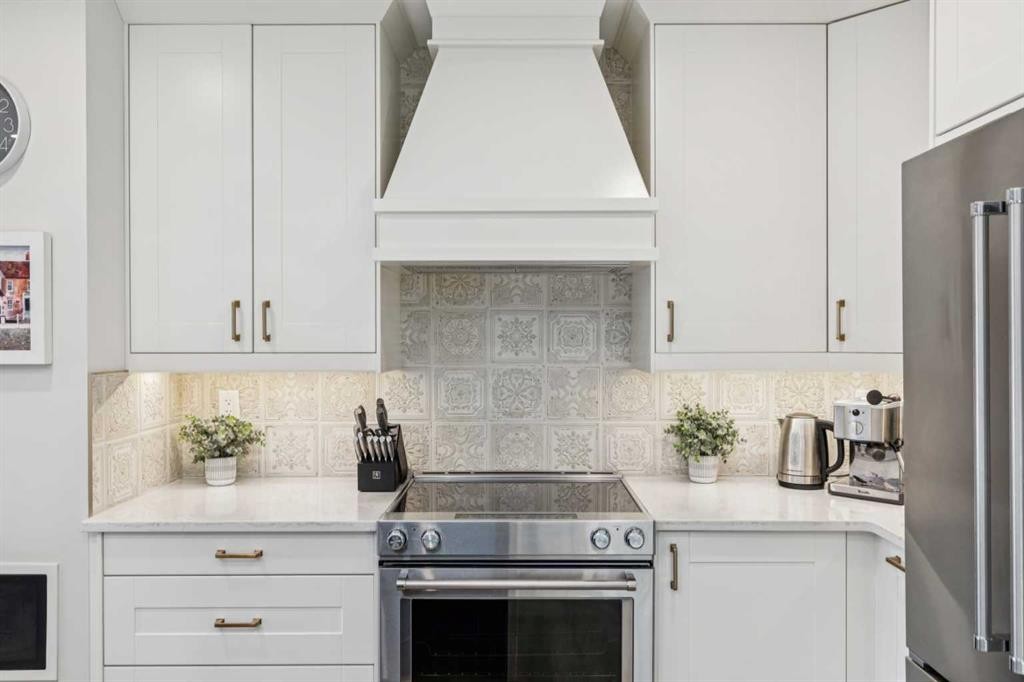 412 Athlone Road Se, Calgary, AB - Indoor Photo Showing Kitchen