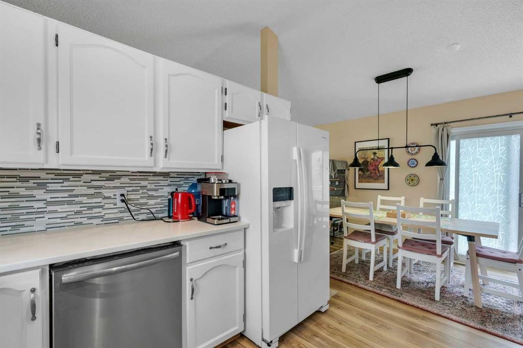 43 Covington Rise Ne, Calgary, AB - Indoor Photo Showing Kitchen