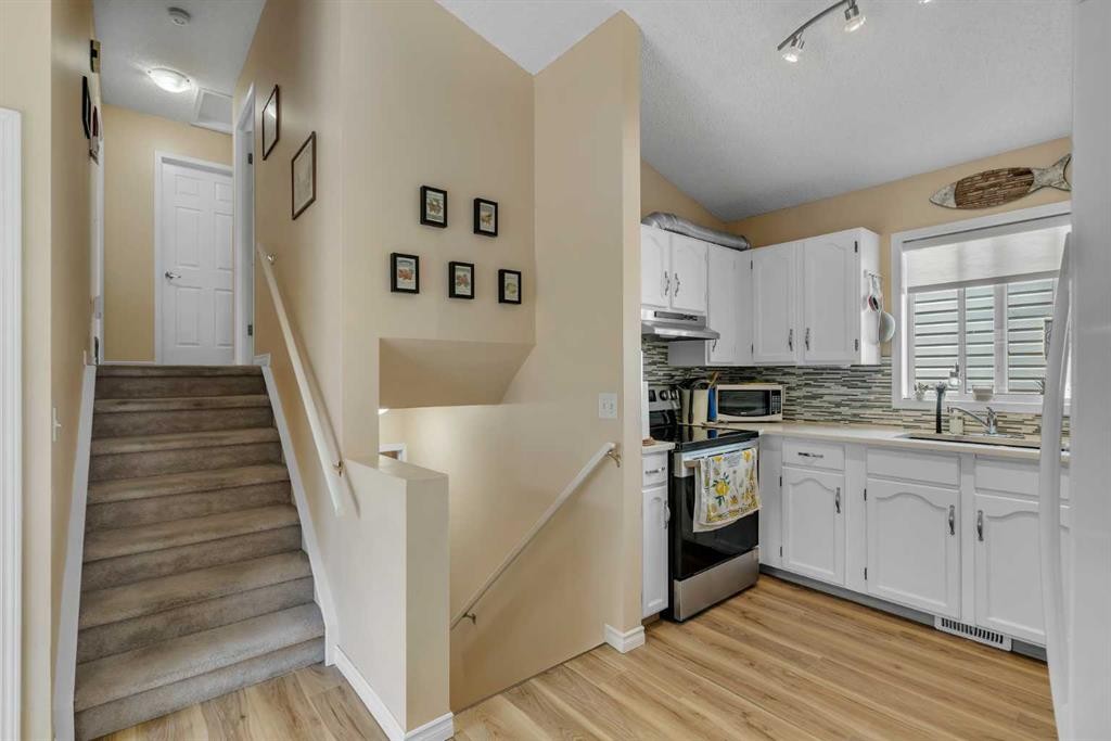 43 Covington Rise Ne, Calgary, AB - Indoor Photo Showing Kitchen