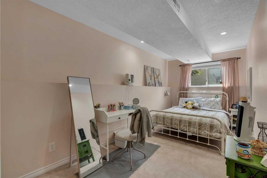 43 Covington Rise Ne, Calgary, AB - Indoor Photo Showing Bedroom