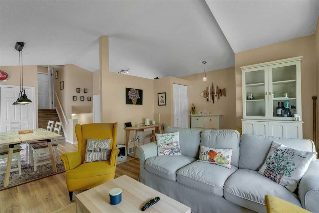 43 Covington Rise Ne, Calgary, AB - Indoor Photo Showing Living Room