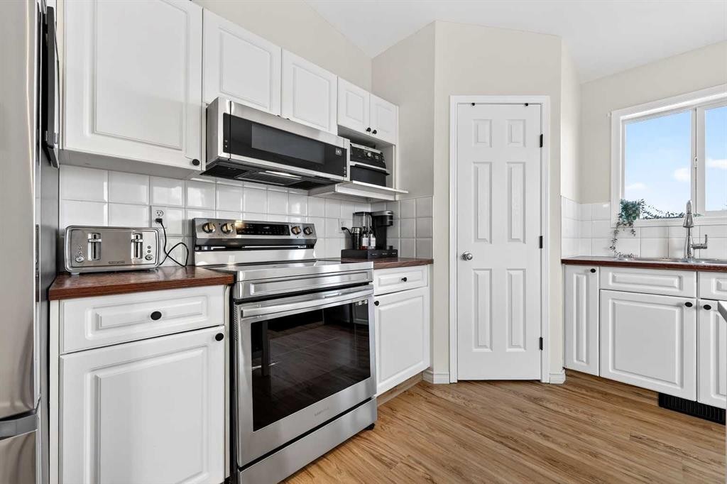 250 Cimarron Boulevard, Okotoks, AB - Indoor Photo Showing Kitchen