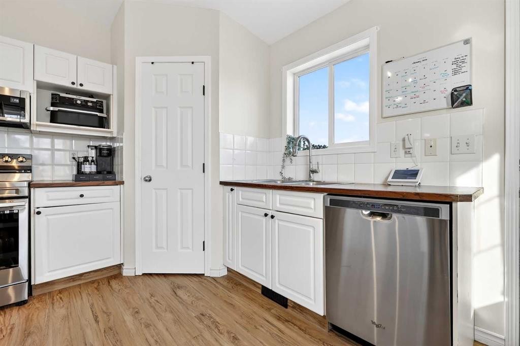 250 Cimarron Boulevard, Okotoks, AB - Indoor Photo Showing Kitchen