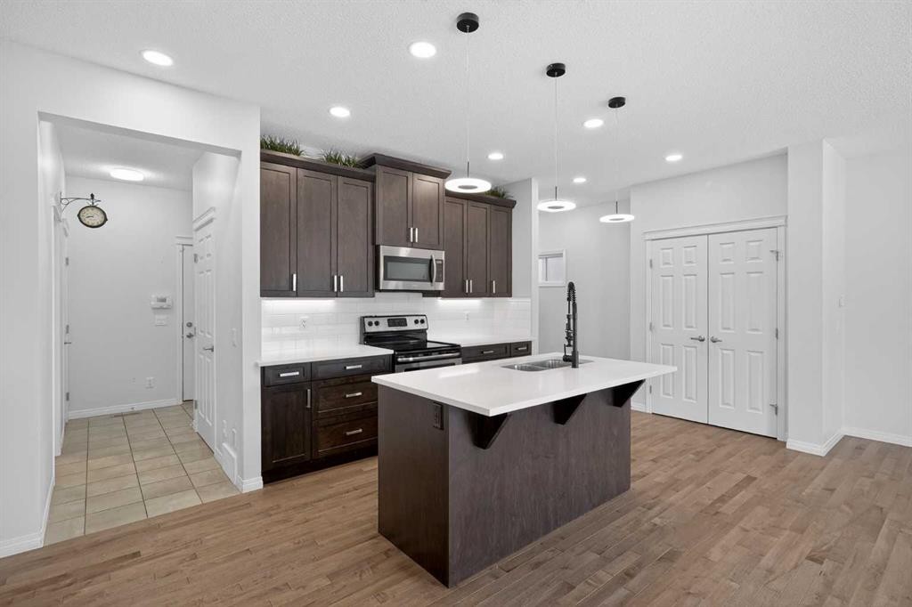 114 Walgrove Green Se, Calgary, AB - Indoor Photo Showing Kitchen With Double Sink With Upgraded Kitchen
