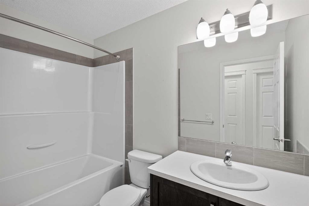 114 Walgrove Green Se, Calgary, AB - Indoor Photo Showing Bathroom