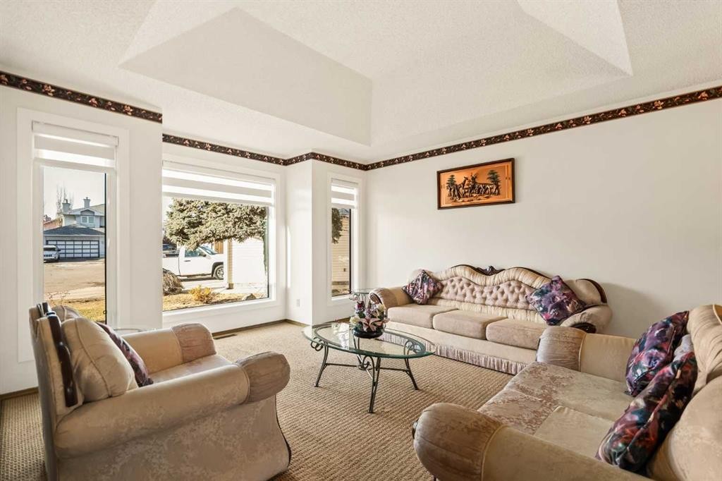 224 Eldorado Place Ne, Calgary, AB - Indoor Photo Showing Living Room