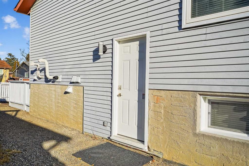 128 Bernard Close Nw, Calgary, AB - Outdoor With Exterior