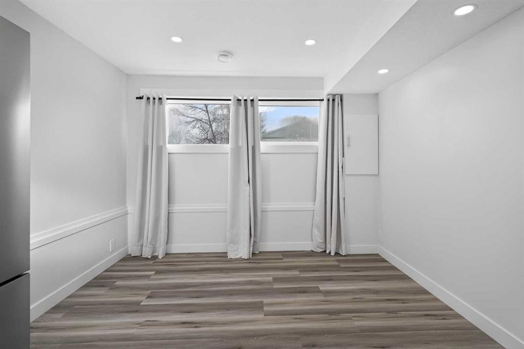 128 Bernard Close Nw, Calgary, AB - Indoor Photo Showing Other Room