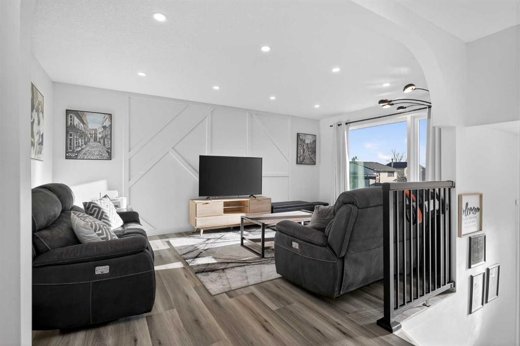 128 Bernard Close Nw, Calgary, AB - Indoor Photo Showing Living Room