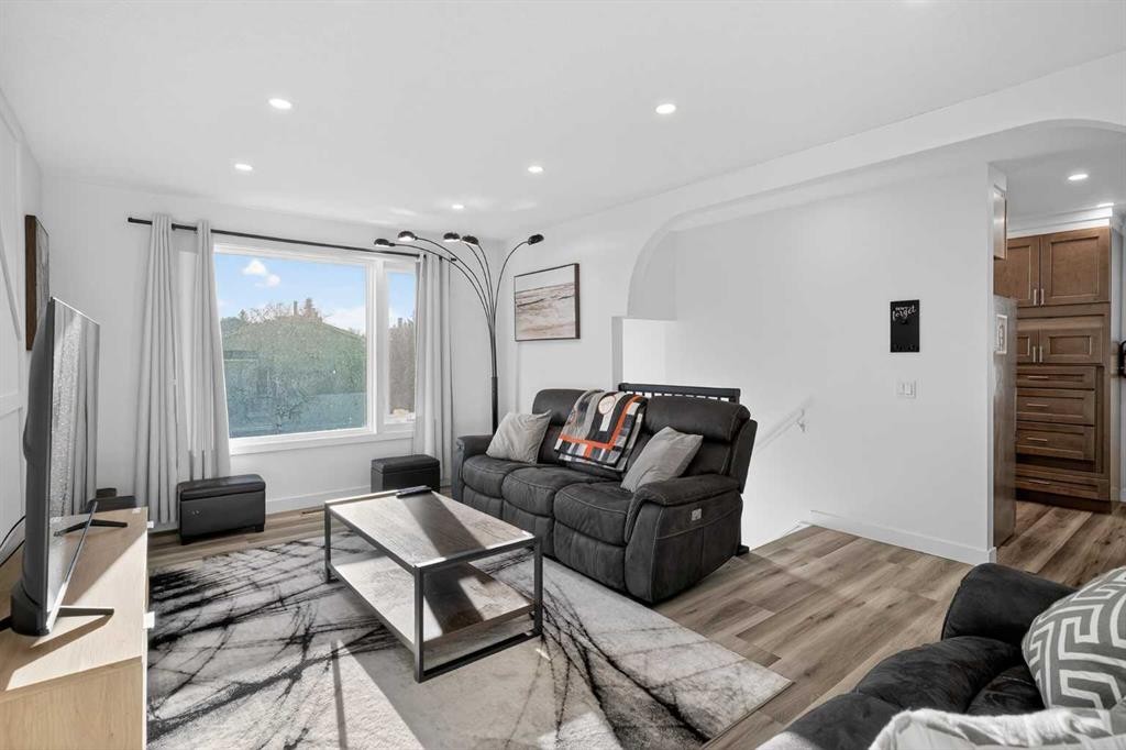 128 Bernard Close Nw, Calgary, AB - Indoor Photo Showing Living Room