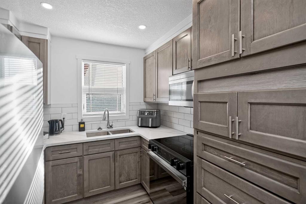 128 Bernard Close Nw, Calgary, AB - Indoor Photo Showing Kitchen With Double Sink