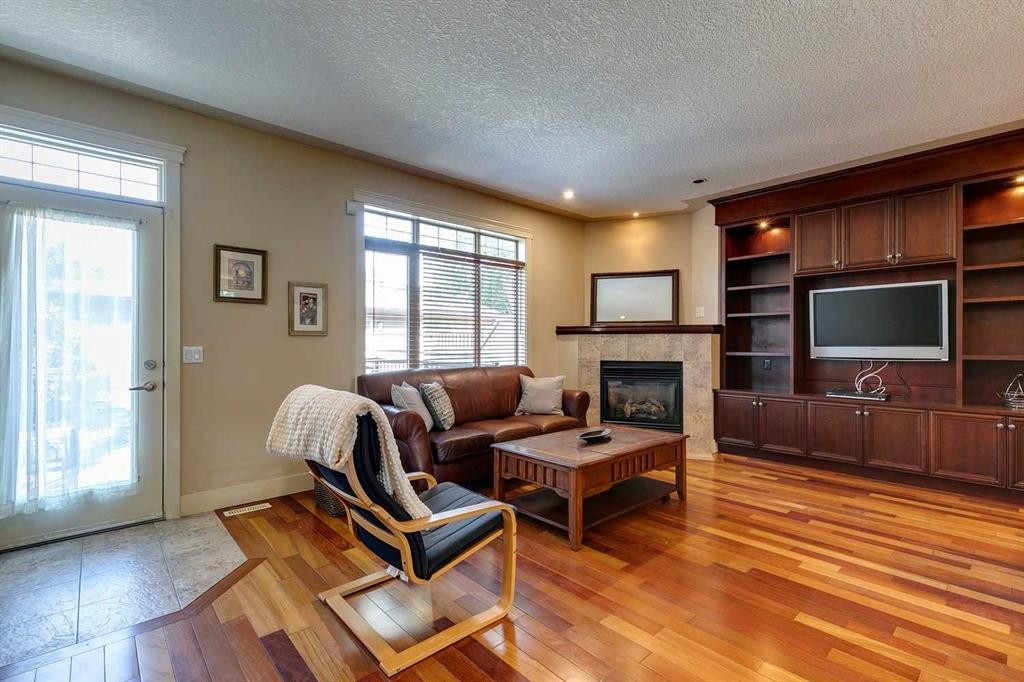 446 18 Avenue Ne, Calgary, AB - Indoor Photo Showing Living Room With Fireplace