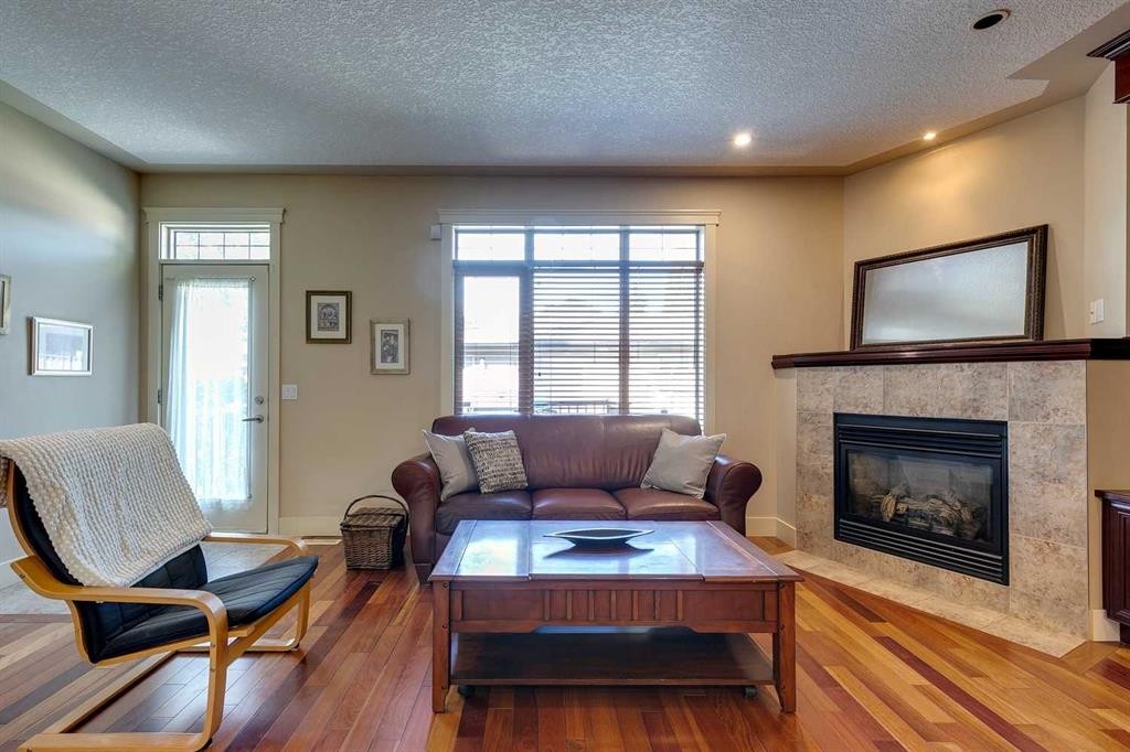 446 18 Avenue Ne, Calgary, AB - Indoor Photo Showing Living Room With Fireplace
