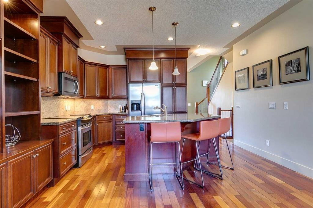 446 18 Avenue Ne, Calgary, AB - Indoor Photo Showing Kitchen With Upgraded Kitchen