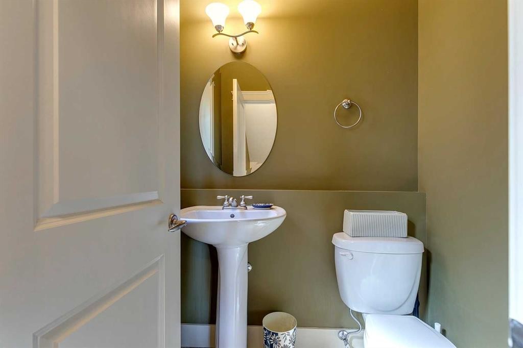 446 18 Avenue Ne, Calgary, AB - Indoor Photo Showing Bathroom