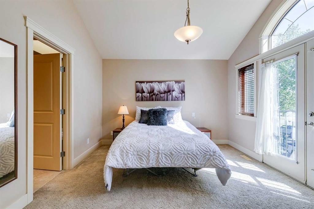 446 18 Avenue Ne, Calgary, AB - Indoor Photo Showing Bedroom
