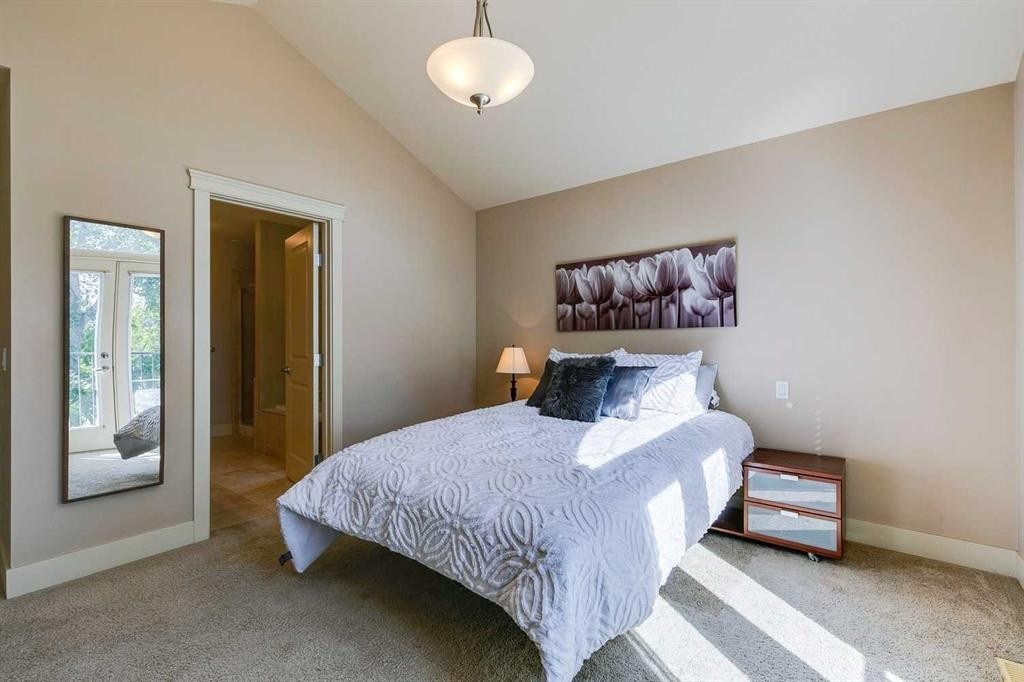 446 18 Avenue Ne, Calgary, AB - Indoor Photo Showing Bedroom