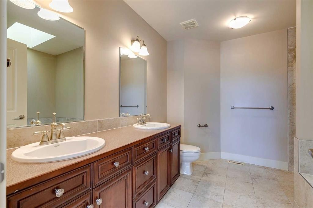 446 18 Avenue Ne, Calgary, AB - Indoor Photo Showing Bathroom