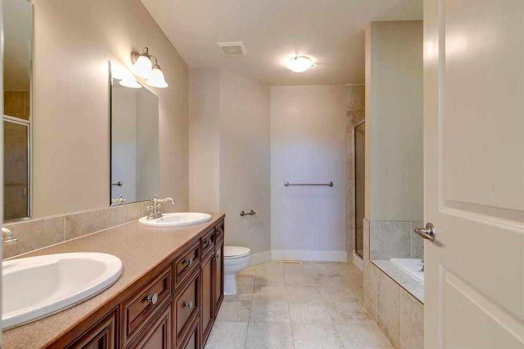 446 18 Avenue Ne, Calgary, AB - Indoor Photo Showing Bathroom