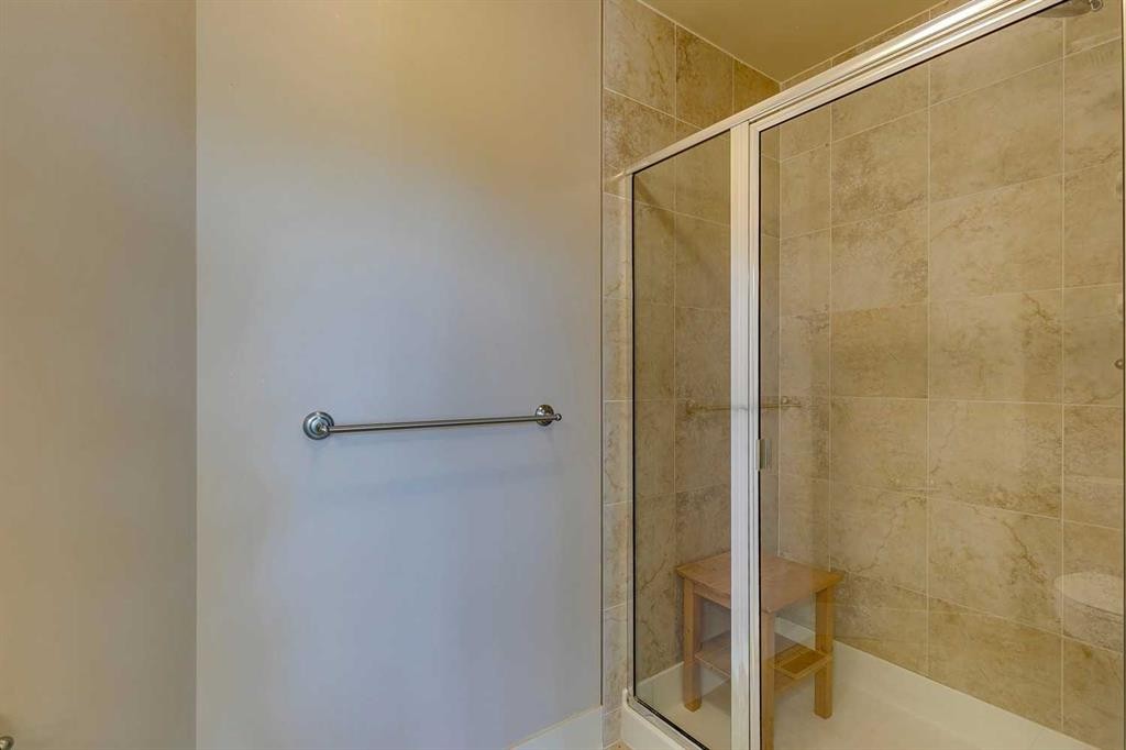 446 18 Avenue Ne, Calgary, AB - Indoor Photo Showing Bathroom