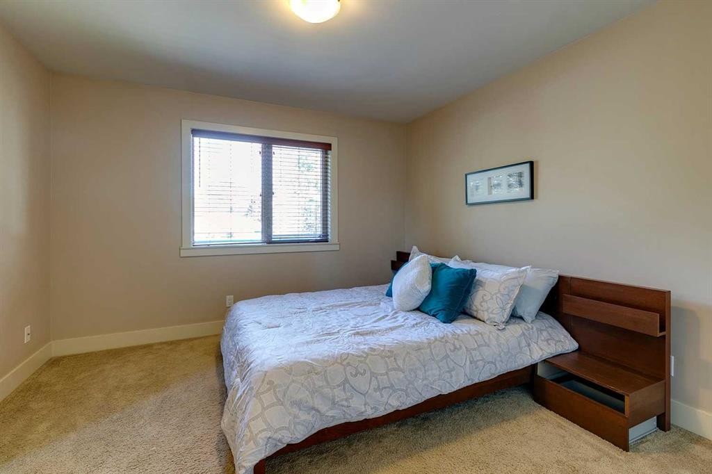 446 18 Avenue Ne, Calgary, AB - Indoor Photo Showing Bedroom