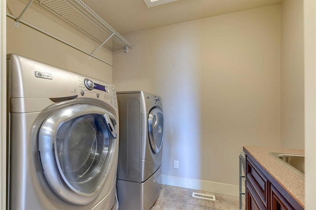 446 18 Avenue Ne, Calgary, AB - Indoor Photo Showing Laundry Room