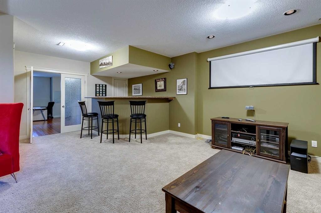 446 18 Avenue Ne, Calgary, AB - Indoor