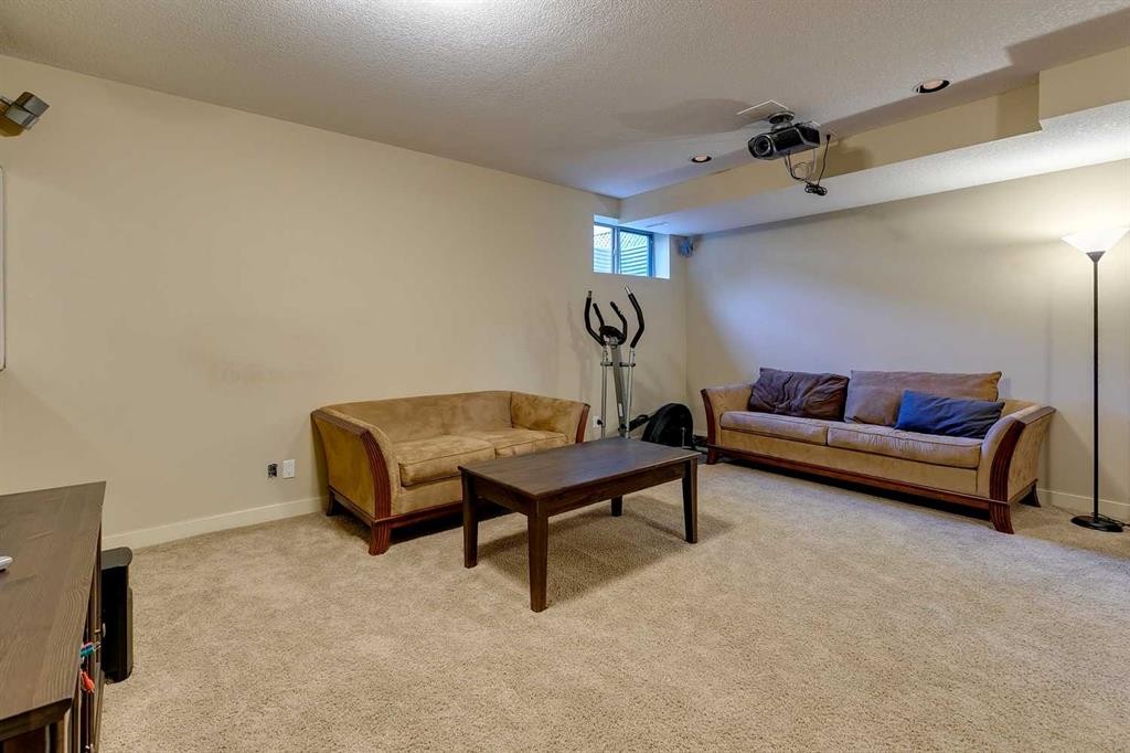 446 18 Avenue Ne, Calgary, AB - Indoor