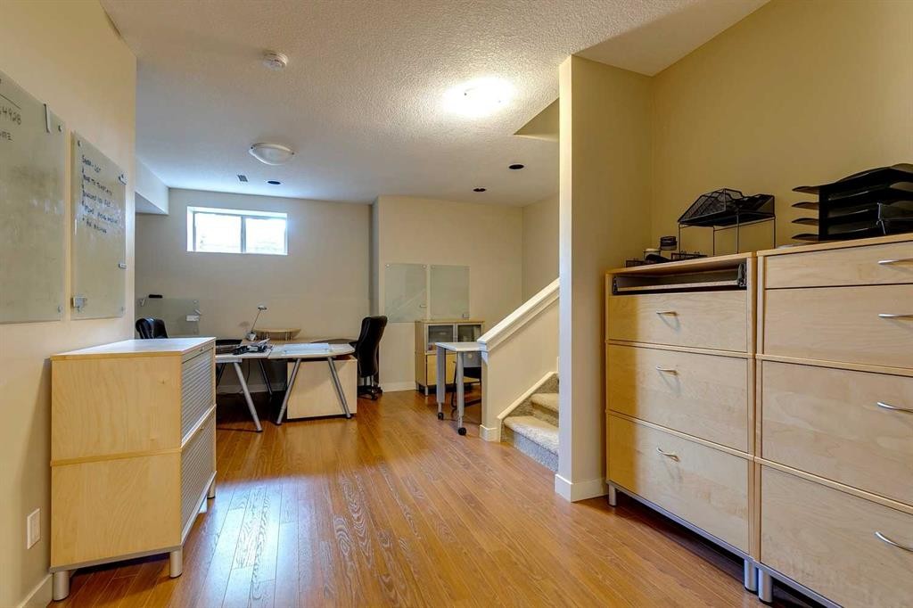 446 18 Avenue Ne, Calgary, AB - Indoor