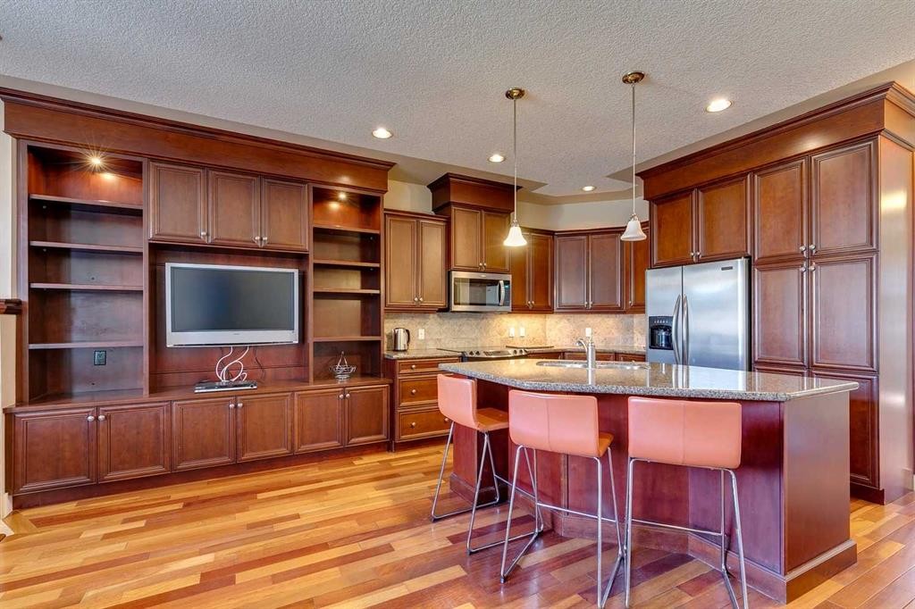 446 18 Avenue Ne, Calgary, AB - Indoor Photo Showing Kitchen With Upgraded Kitchen