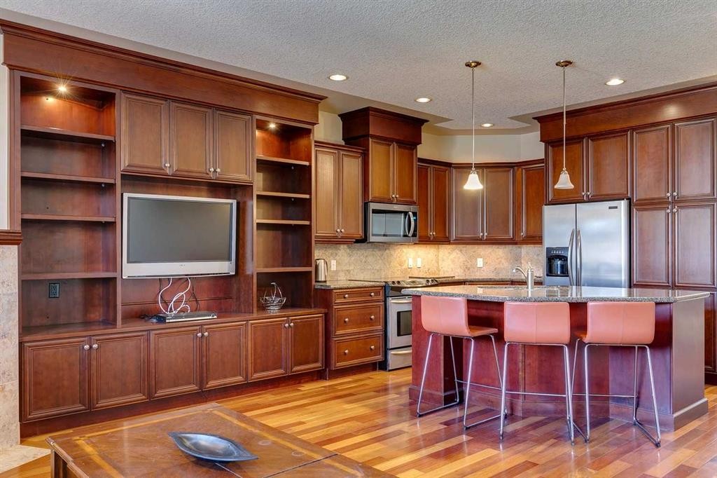 446 18 Avenue Ne, Calgary, AB - Indoor Photo Showing Kitchen With Upgraded Kitchen