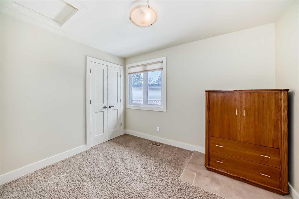 36 Dalrymple Green Nw, Calgary, AB - Indoor Photo Showing Other Room